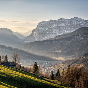 Weg Richtung Klausberg in Bezau mit Blick auf die Kanisfluh © Nora Fröhlich - Bregenzerwald Tourismus