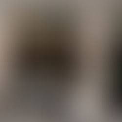 un couple marié a la terrasse d'un café parisien