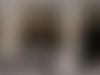 un couple marié a la terrasse d'un café parisien