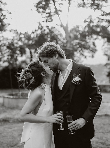 couple qui s'embrasse avec champagne a la main