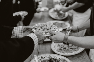 Mariée moderne en tenue originale posant dans les rues du 16e arrondissement de Paris.