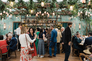 Séance photo romantique au printemps à Paris, entre façades haussmanniennes et fleurs.