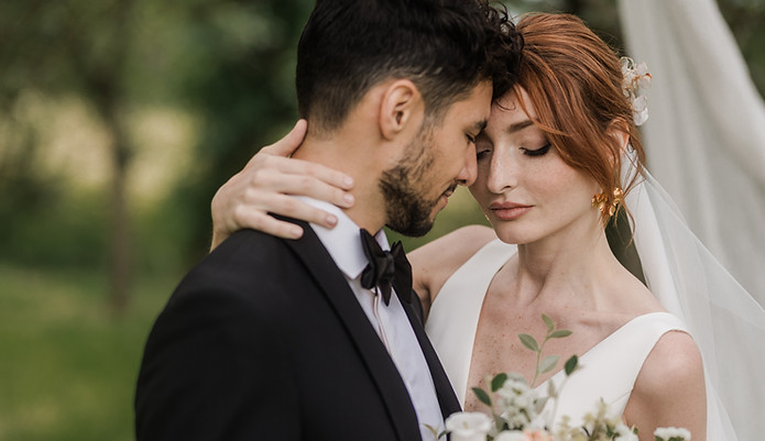 couple mariage dans un verger
