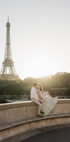 photo de couple au lever du soleil face a la tour eiffel