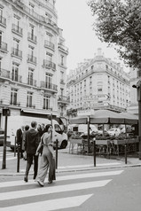 Portrait du couple après leur mariage civil à Paris, riant dans la rue du 16e arrondissement.