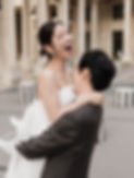 couple heureux mariage au palais royal paris