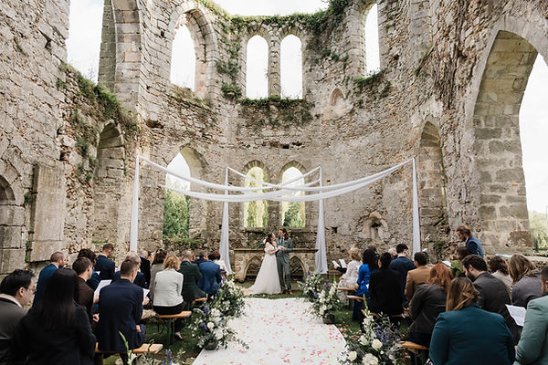 ceremonie laique dans les ruines d'une abbaye