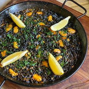 Fideuá de Fideos Con Tinta de Calamar y Mejillones