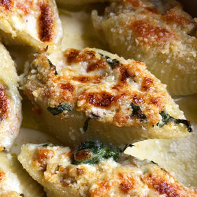 Pasta Rellena Conchiglione Con Berenjena, Zanahoria y Ricotta