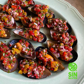 Mejillones con Salsa Criolla con Cilantro