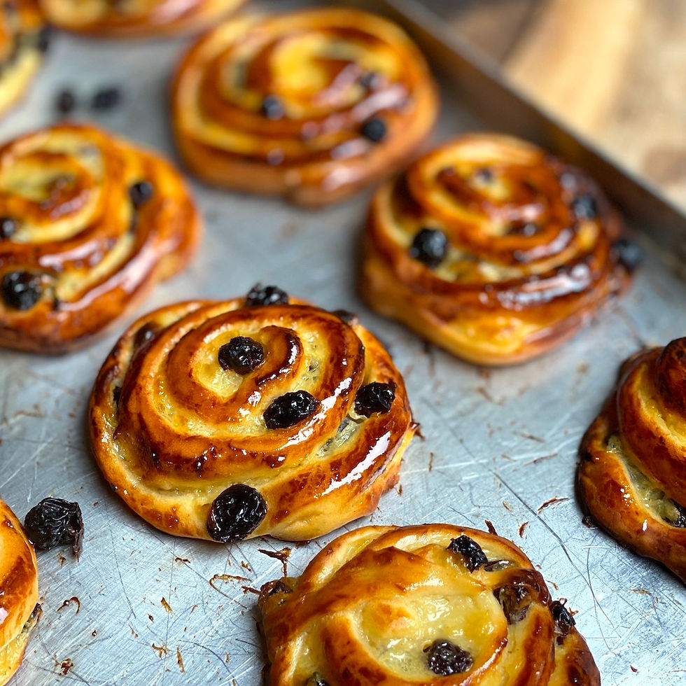 Espirales rellenos de crema pastelera y pasas de uva