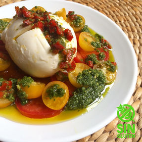 Mozzarella Rellena Sobre Mix de Tomates