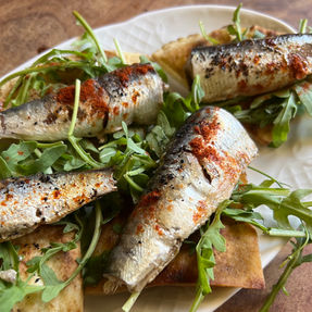 Tostadas de Pan Árabe, Rúcula y Sardinas