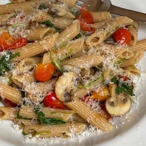 Pasta Integral con Tomates Cherry, Champiñones y Rúcula