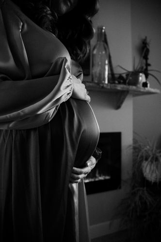 Vernon Okanagan British Columbia in home maternity and family photographer