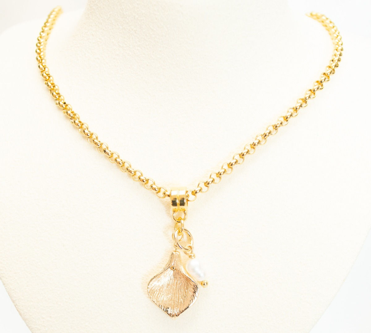 Collier artisanal chaîne rolo, fleur et perle d'eau douce