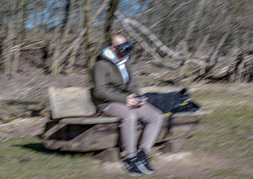 Vlucht
Voor even ontsnapt, gevlucht in een virtuele realiteit.
Kijkend, vrij als een vogel.