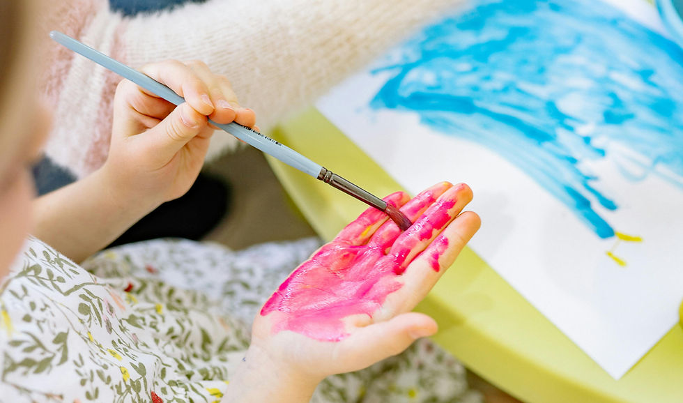 Arte para crianças Criança pintando a mão com tinta e pintura sobre a mesa