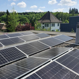 EFH Flachdach, Solaranlage mit Speicher und Wechselrichter in Suhr, Aargau