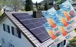 PV-Anlage auf Satteldach mit Geldscheinen