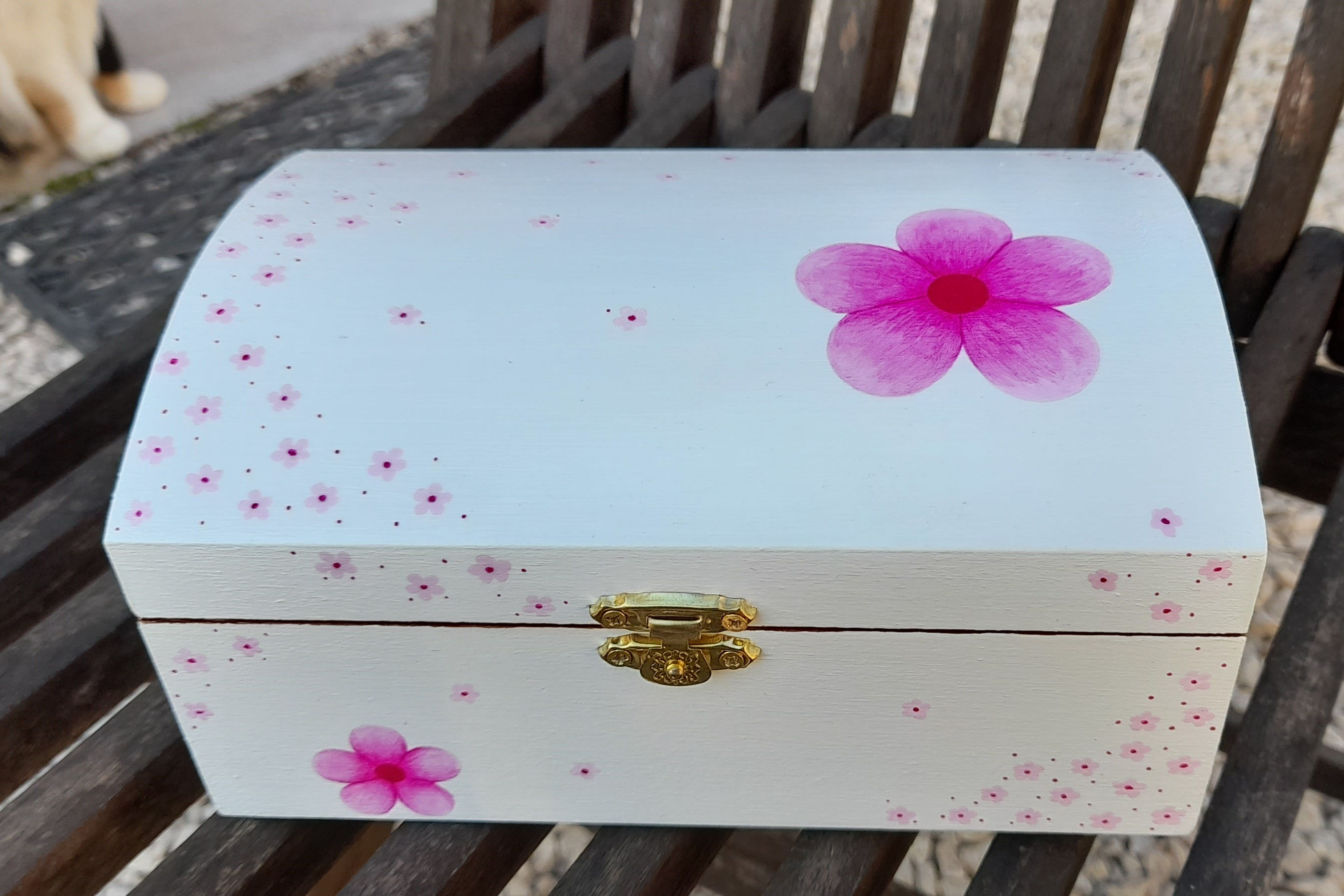 Boîte à bijoux en bois blanche fleurie, fleurs roses