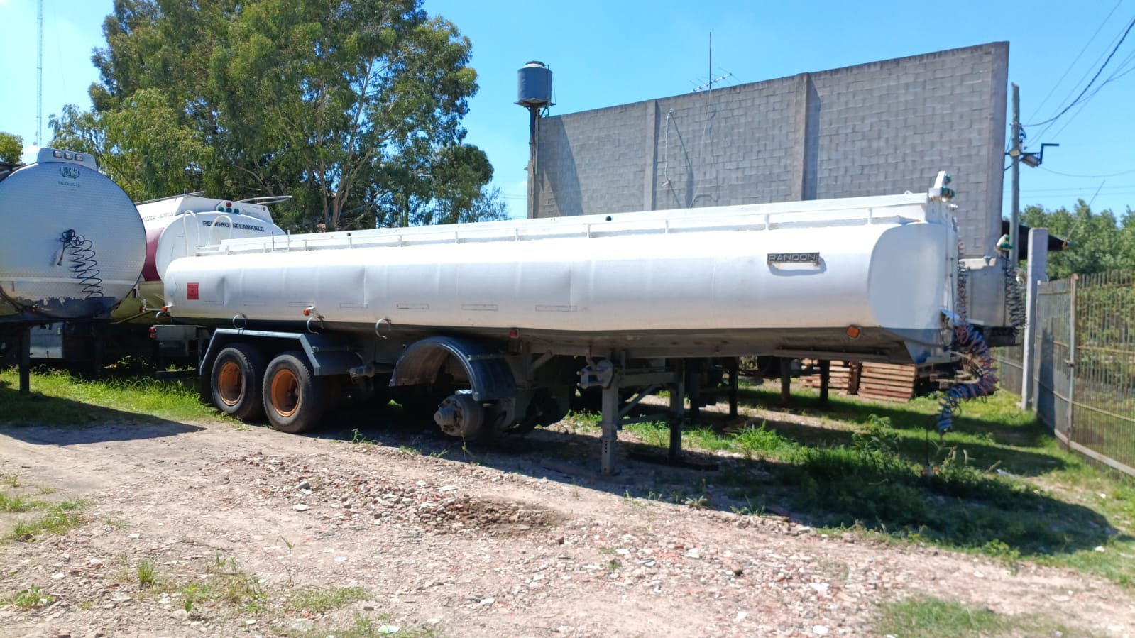 Semirremolque Cisterna de Acero al carbono - Año 1992 - Capacidad 25.000 Litros