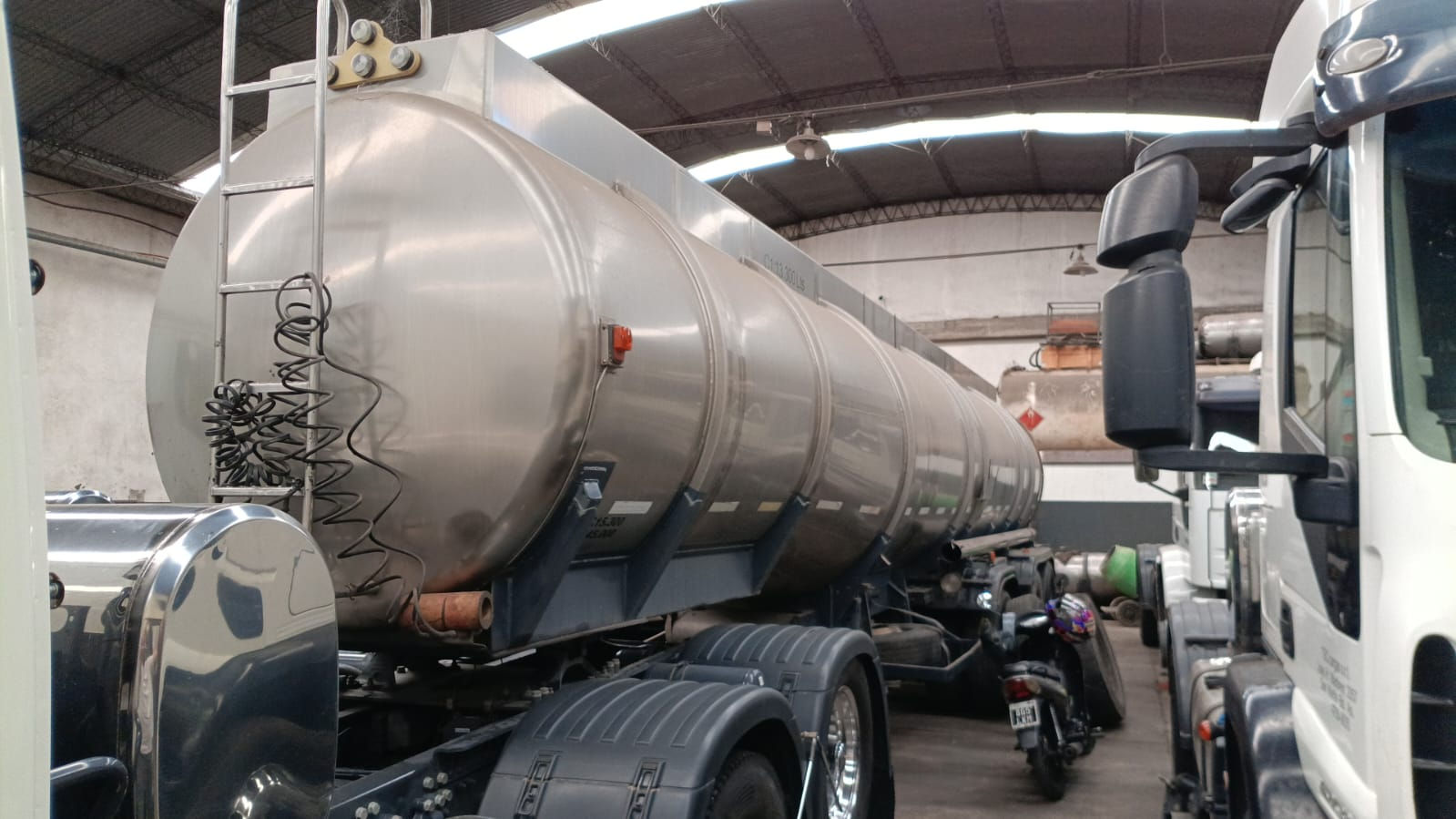 Semirremolque Cisterna de Acero Inoxidable - Año '04 - Capacidad 36.000 Litros