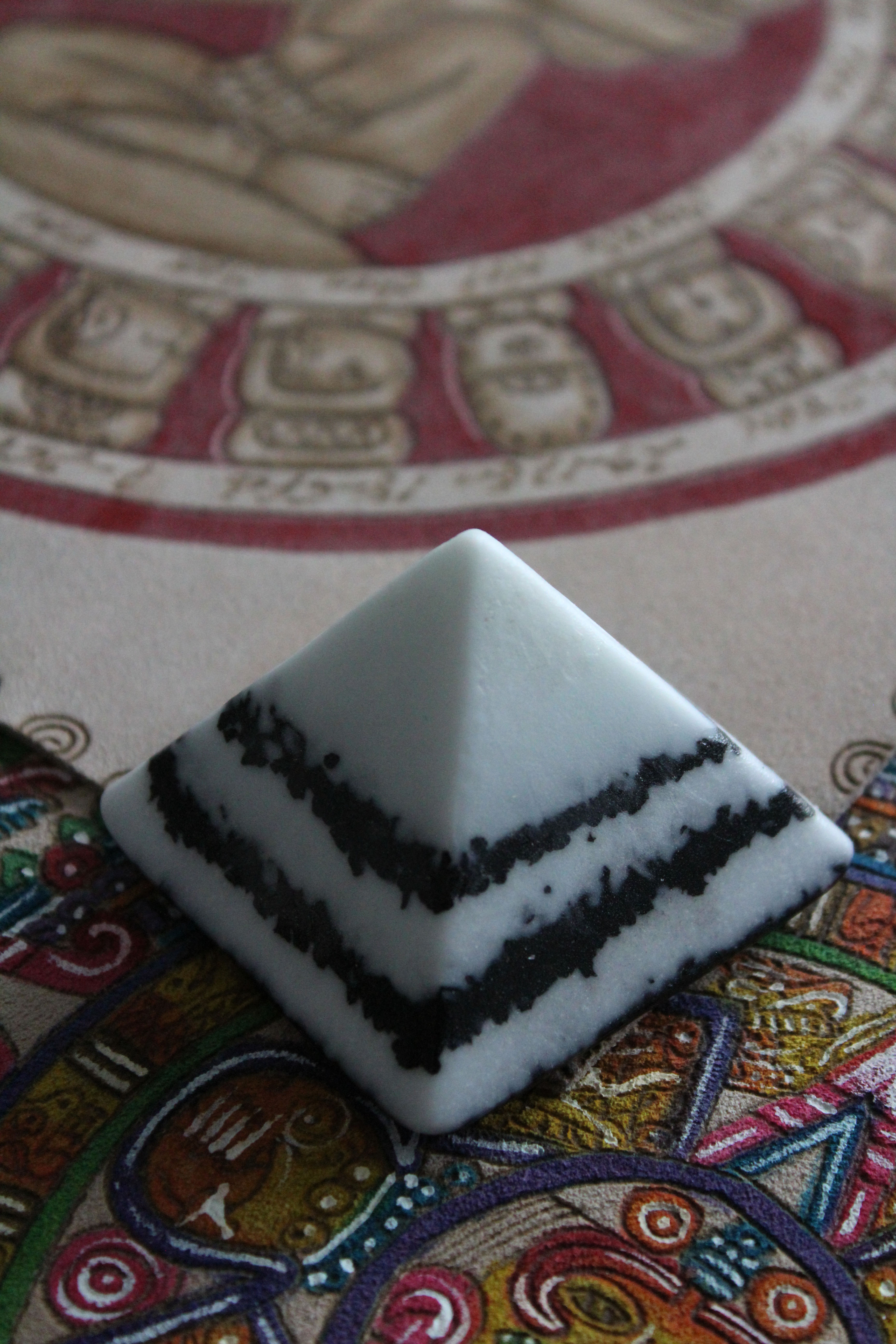 Pyramid: White/Black