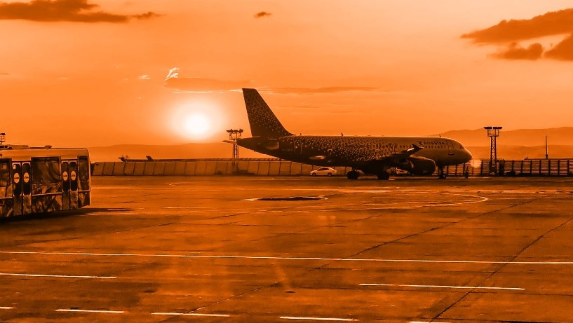 Relatório coordenado por LL Advogados sobre slots aeroportuários