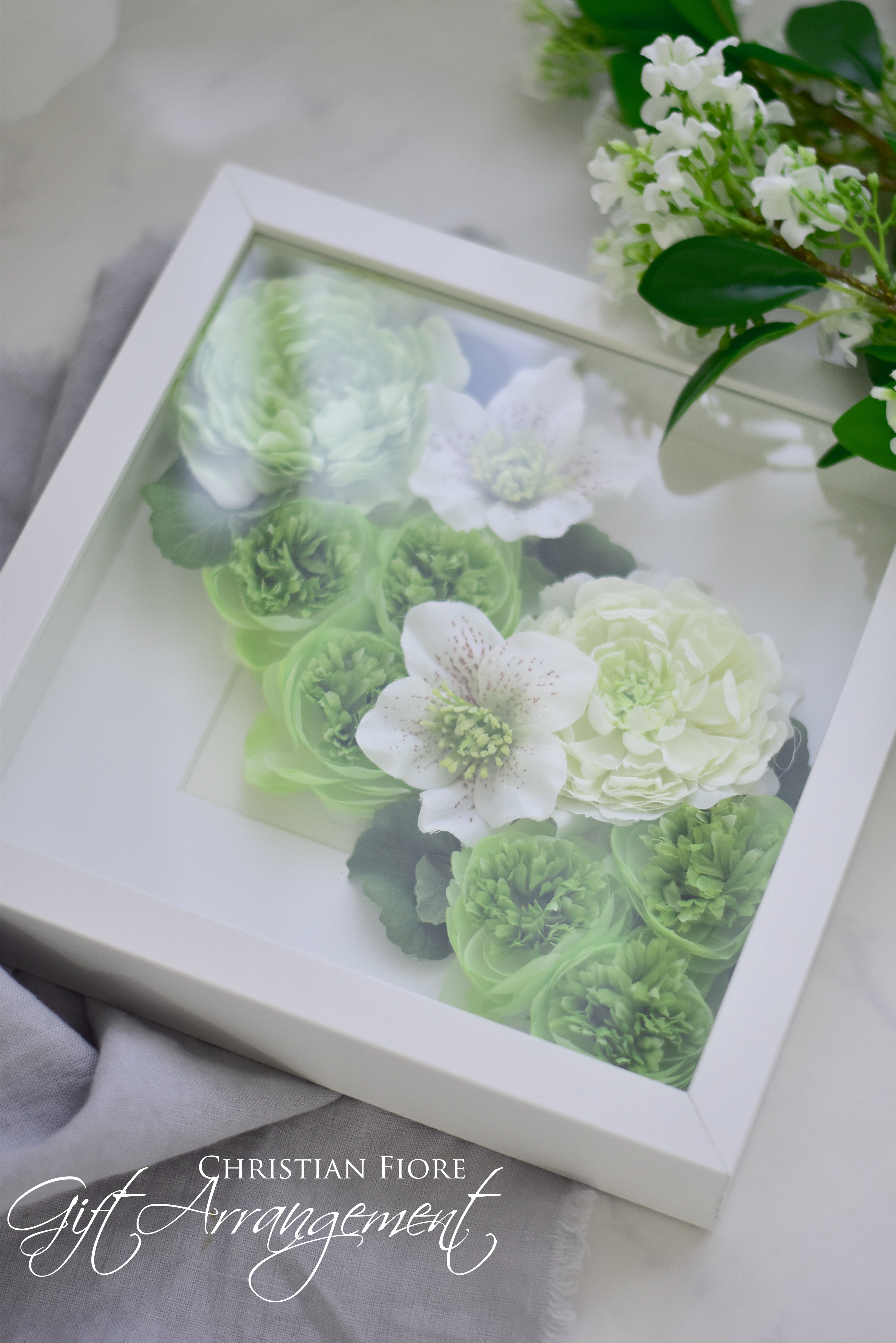 ランキュラスとクリスマスローズのフレームアレンジメント