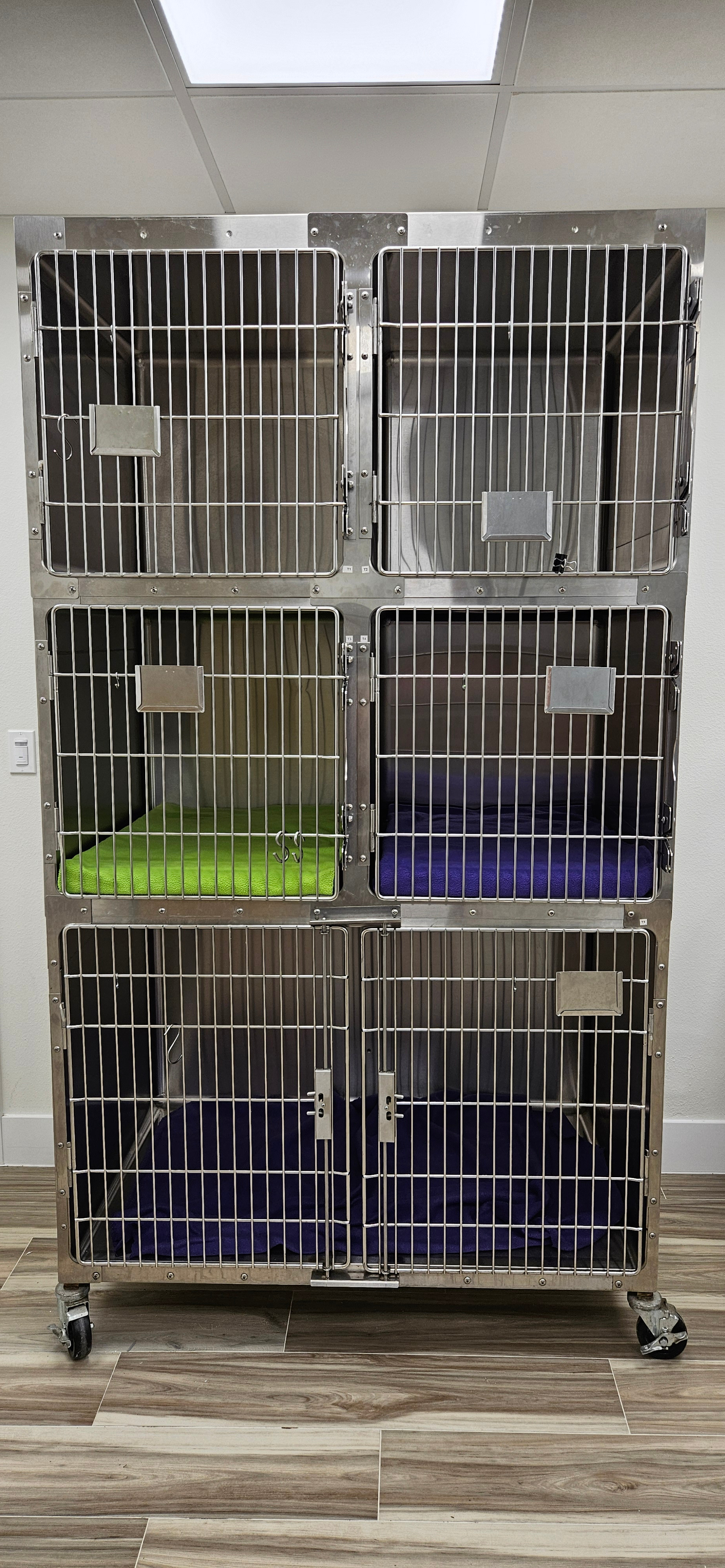 6 door kennel (2 lg 4sm) USED