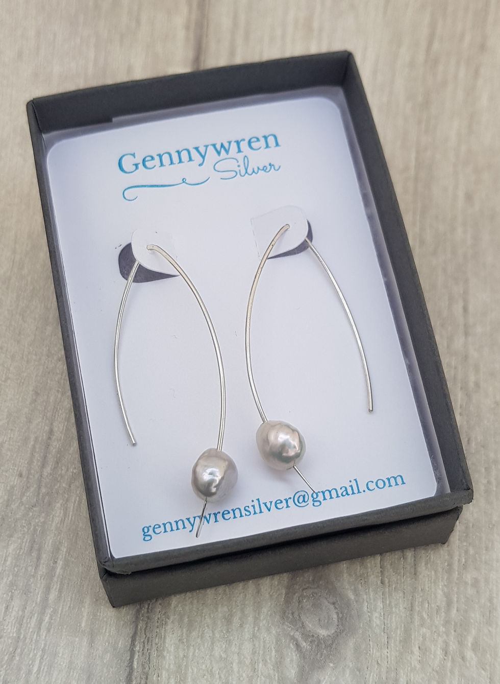 Thumbnail: Sterling Silver and Grey Natural Pearl Earrings 