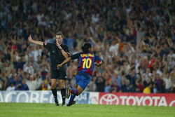 El primer gol de Dinho con el Barca.