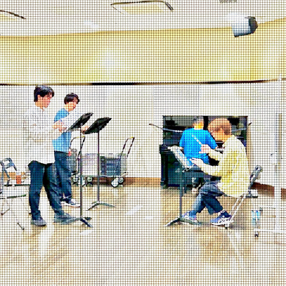 ピアノ、歌、指揮による音楽練習の写真
