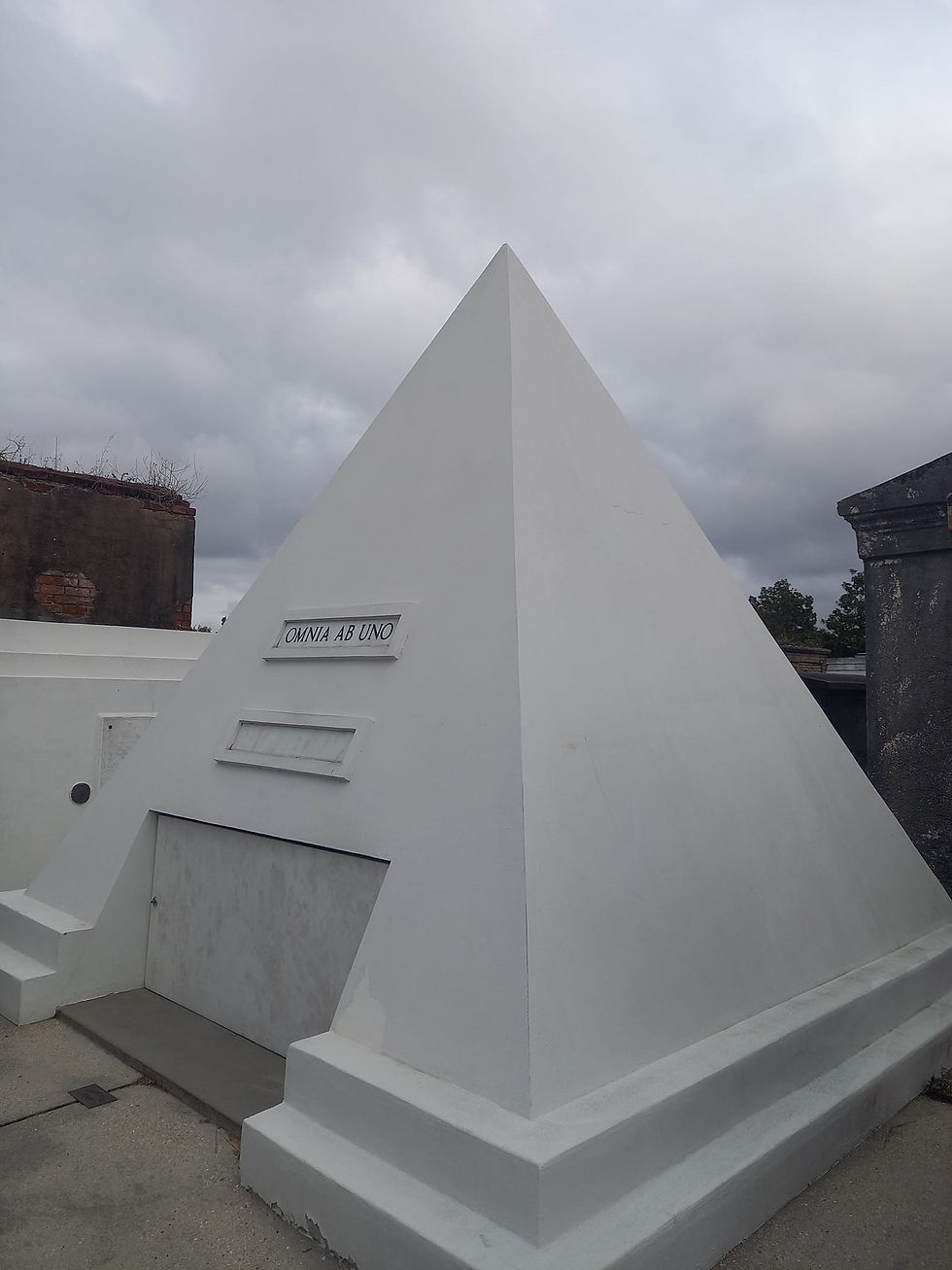 curiosity crime and cocktail time, new orleans, new orleans cemetery, st louis, st louis number one, marie laveau, delphine lalaurie, nicholas cage