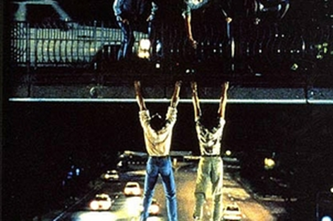 Eduardo Noriega y Aitor Merino en el puente de la M-30 en Historias del Kronen. Fuente: IMDb