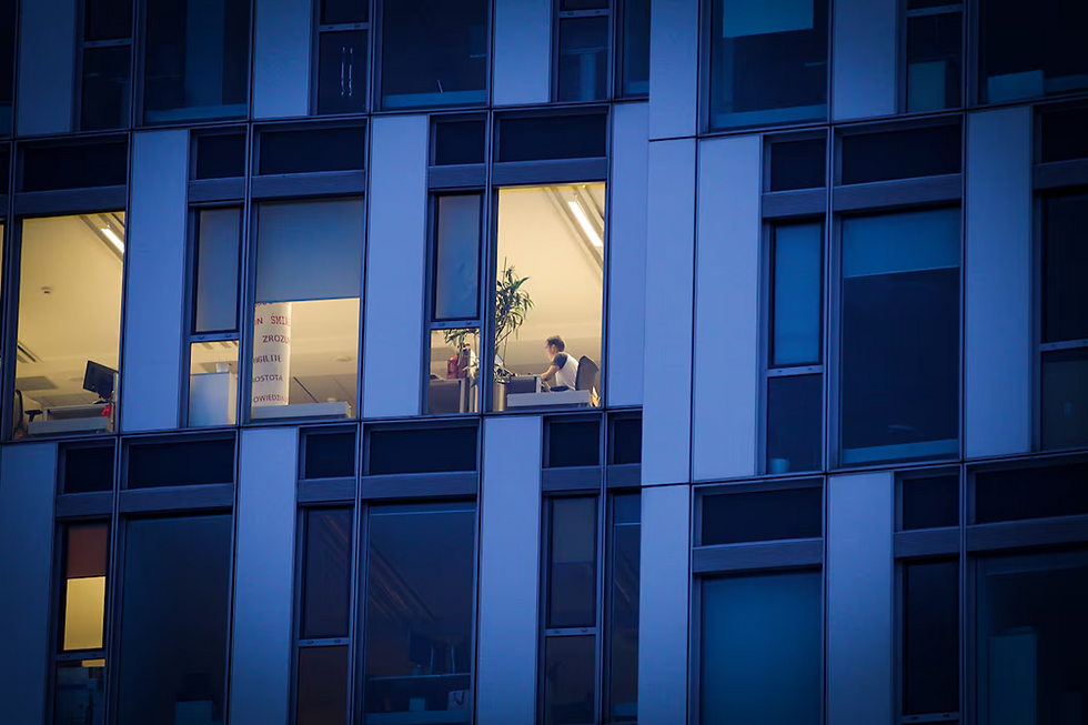 Trabajadores en las oficinas de una empresa en Polonia - Jaap Arriens (NurPhoto/ Getty Images). Extraído de: Enrique Alpañés (28 de mayo de 2024). La era del gran agotamiento: cómo el trabajo consume nuestra energía y hasta nuestro ocio. El País.