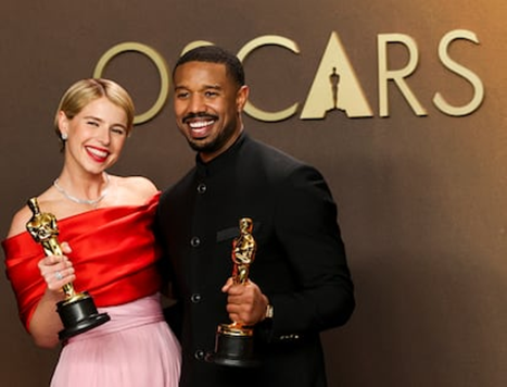 Jessie Buckley y Michael B. Jordan, con los Oscar como mejor actriz y actor protagonista, por Hamnet y Sinners. Fuente: El País.