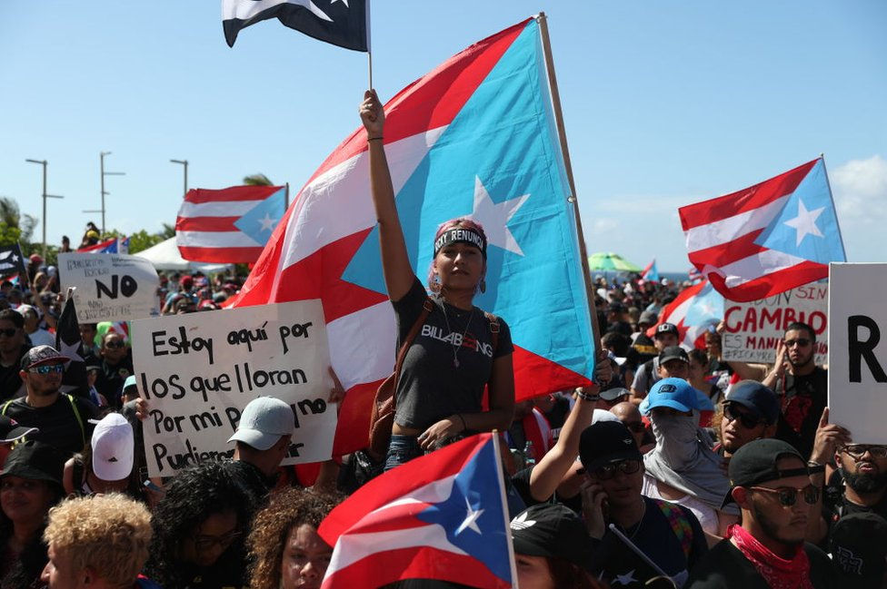 Las manos atadas y la bandera bien alta