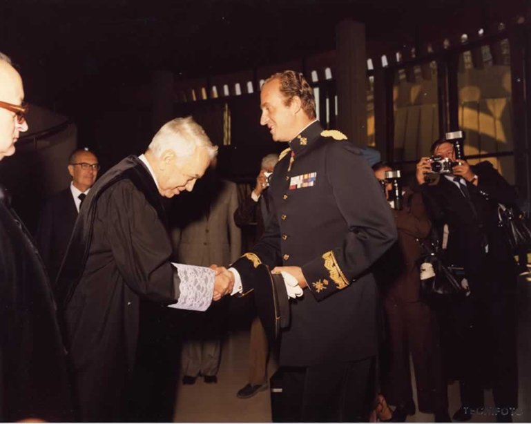 «S.M el Rey saluda al Presidente del Tribunal Constitucional, D. Manuel García Pelayo en el vestíbulo de la sede del Tribunal. (12 de julio de 1980)» Fuente: Tribunal Constitucional.