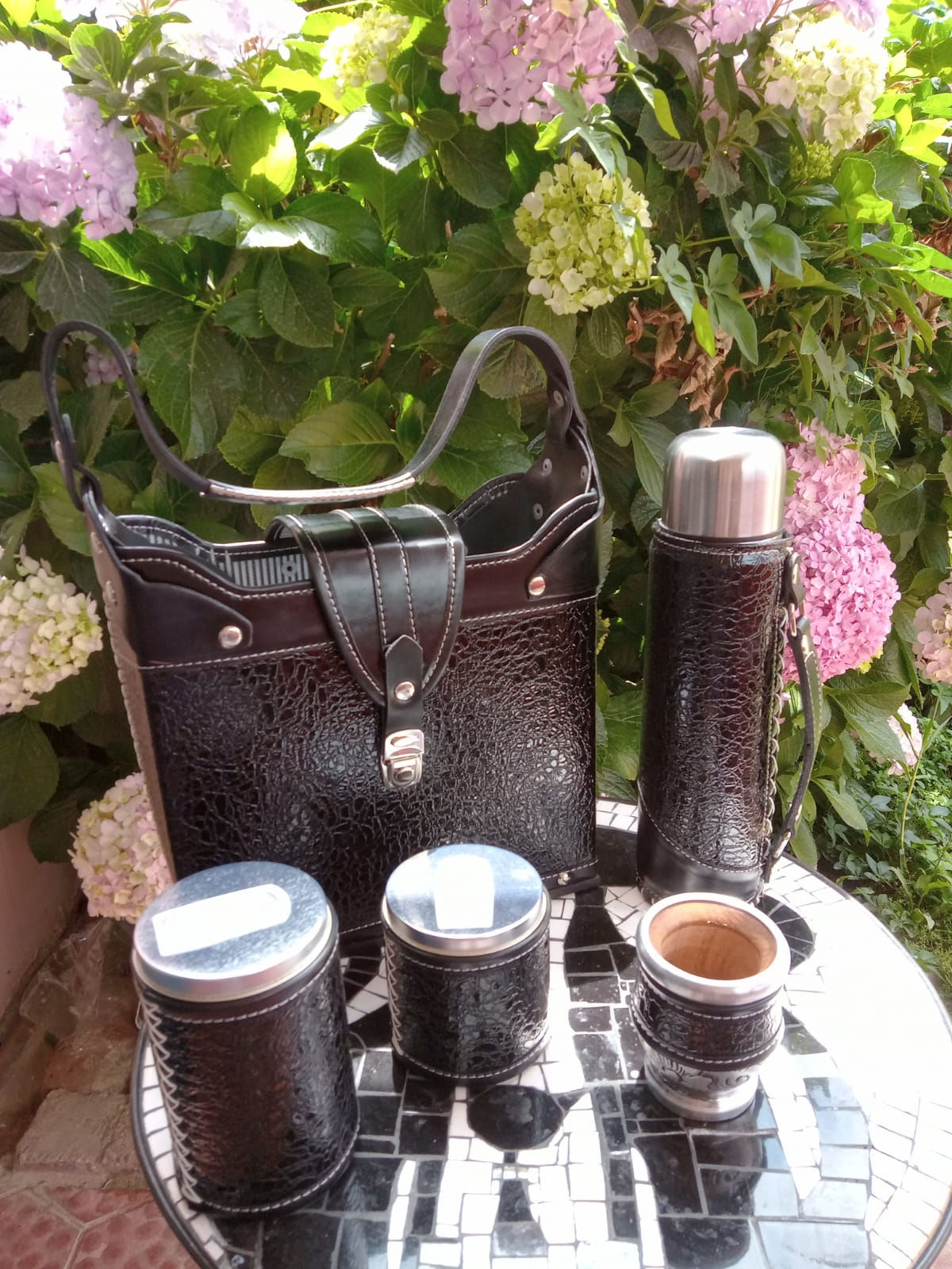 1004-1-Equipo de Mate - ECO Cuero - Negro Brillante - Grabado