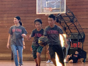 DA·VINCI junior high students practicing basketball dribbling skills in a school gym