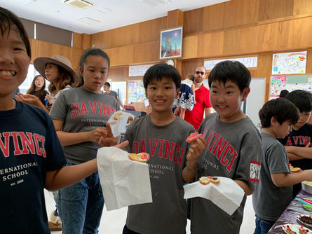 DA·VINCI junior high students displaying items made during a cooking activity