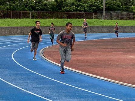 DA·VINCI junior high students running during outdoor physical education in Okinawa