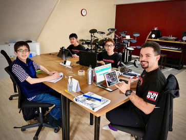 Teacher guiding DA·VINCI junior high students during a small-group classroom lesson