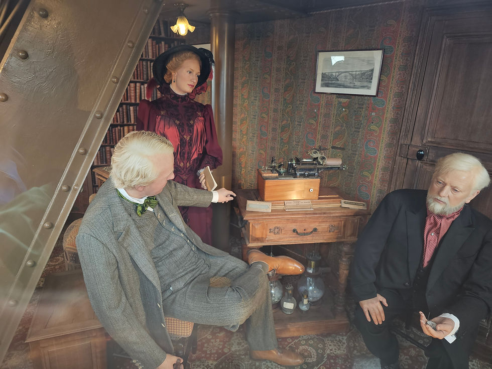Manaquins giving life to Thomas Edison’s visit to the secret apartment.
