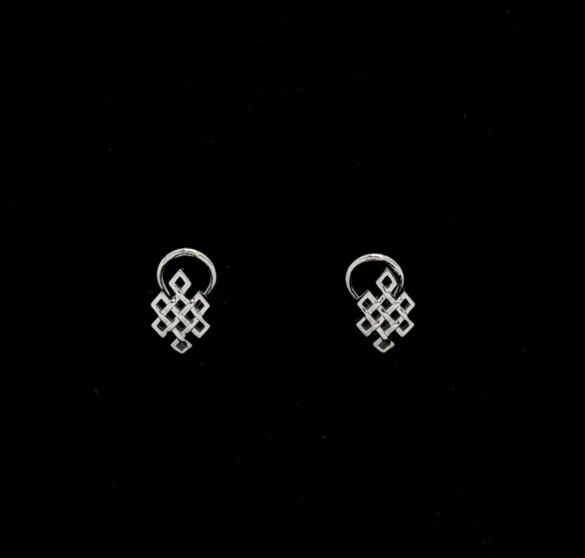 Endless knot stud Silver earring