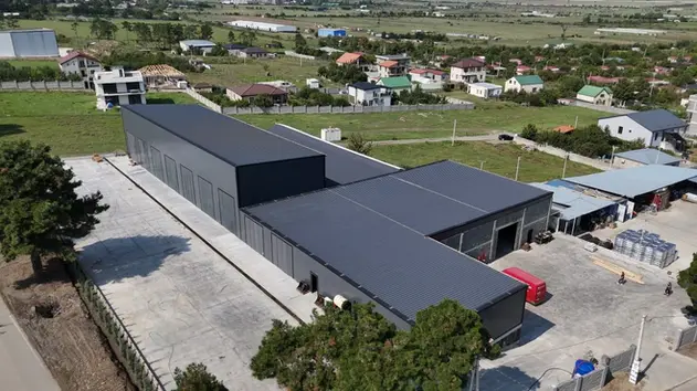 ინდუსტრიული შენობის შეფუთვა თბოიზოლირებული სენდვიჩ პანელებით