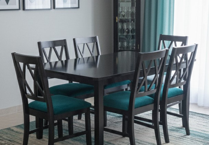 Mesa Texas 6S con Sillas San Francisco Nogal con Vitrina Curio - IA - 2.jpg