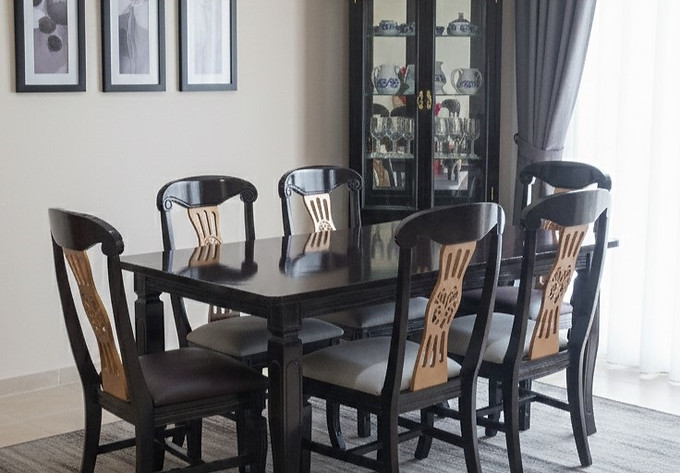 Mesa Niza 6S con Sillas Montecarlo Nogal con Dorado con Vitrina Curio Doble - IA - 1.jpg